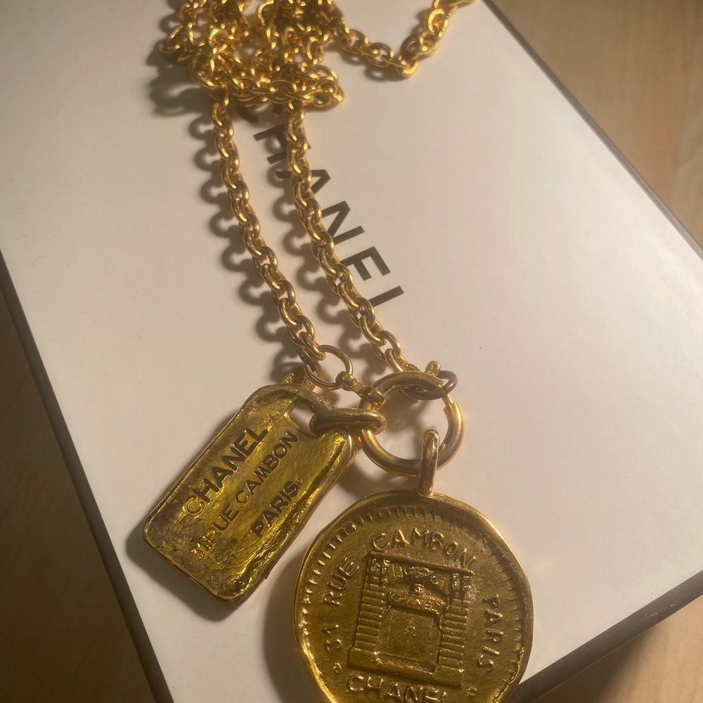 Vintage CHANEL 31 Rue Cambon Multi-Charm Medallion Pendant Necklace Gold - Picture 9 of 10